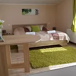 Bundics Vendeghazak Bed & Breakfast