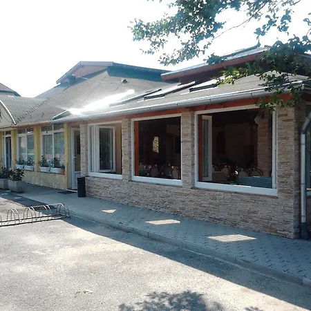 Bundics Vendeghazak Bed & Breakfast 3*