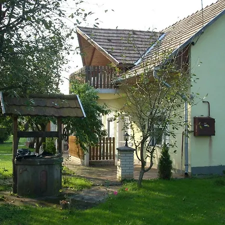 Bundics Vendeghazak Bed & Breakfast 3*
