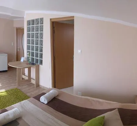 Bundics Vendeghazak 3* لينتي