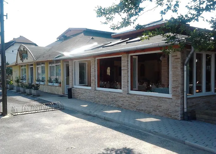 Bundics Vendeghazak Bed & Breakfast 3*