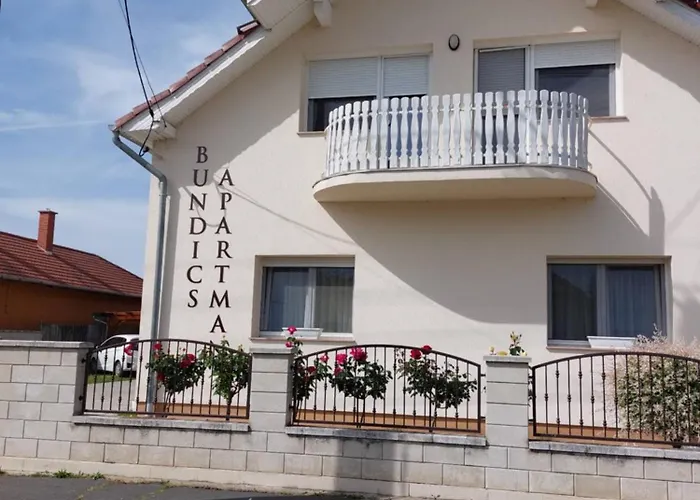 Bundics Vendeghazak Bed & Breakfast 3*