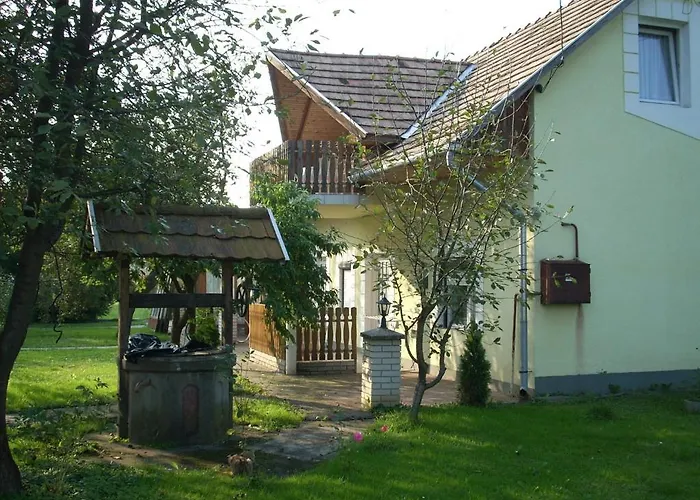 Bundics Vendeghazak Bed & Breakfast 3*